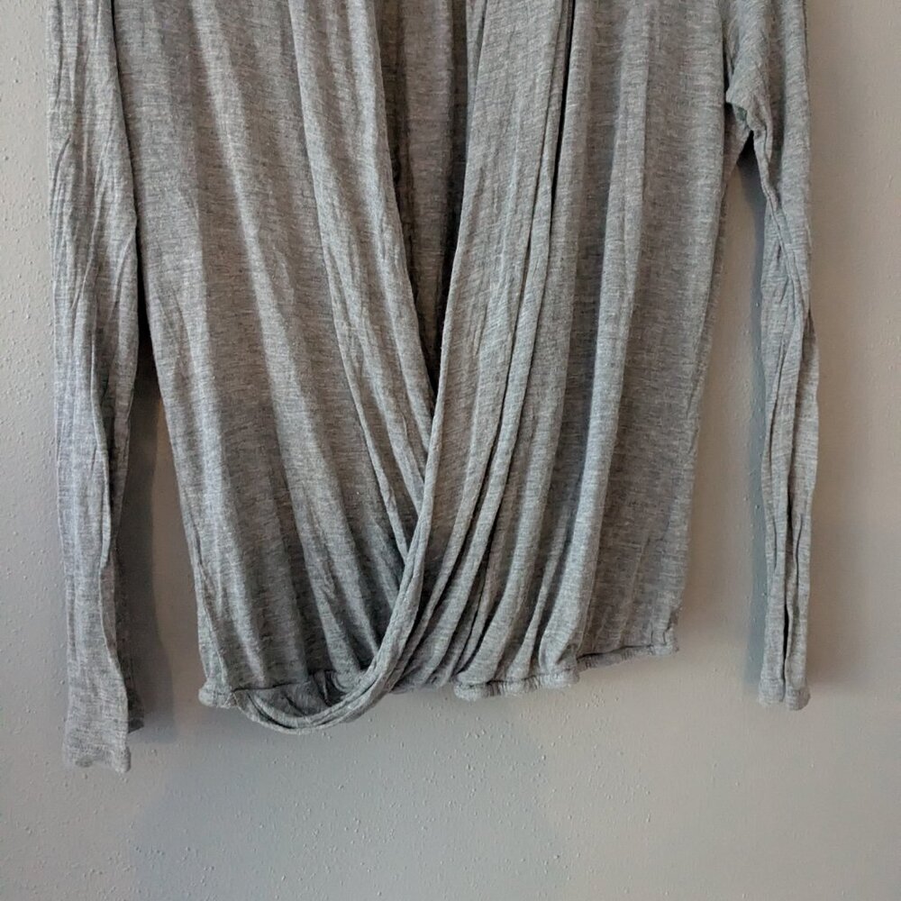 L/S grey crossover top - Picture 3 of 4